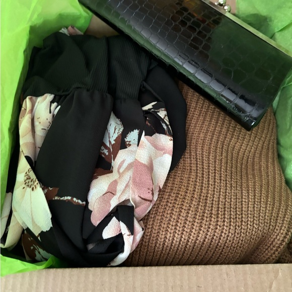 MYSTERY BOX WOMENS “sz M” CLOTHING 7 PIECE BUNDLE FOR RESALE Or SELF MB43 - Picture 2 of 2